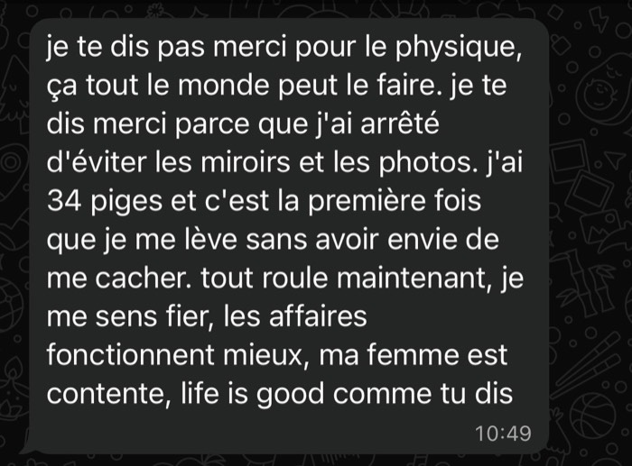 Message d'un client de 34 ans : il a arrêté d'éviter les miroirs et se lève pour la première fois sans avoir envie de se cacher.